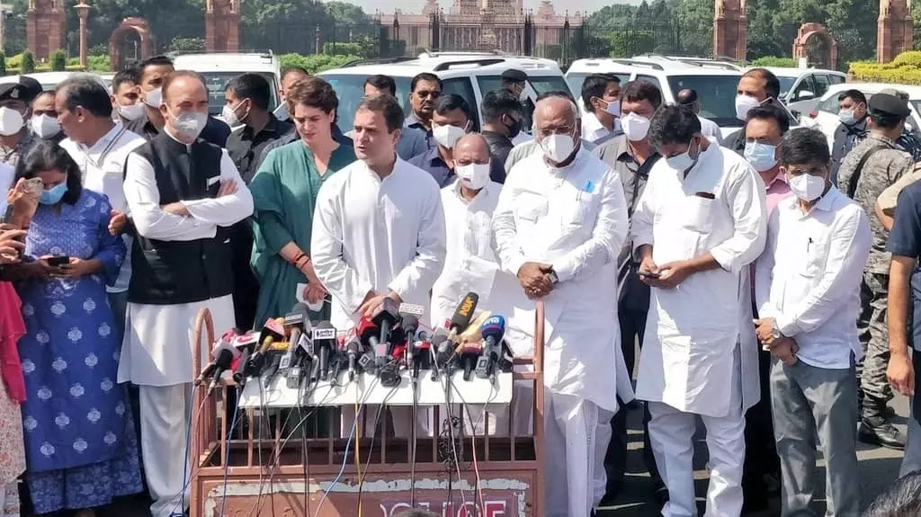 ലഖിംപൂർ ഖേരി കര്ഷക കൊലപാതകം; അജയ് മിശ്രയെ നീക്കണമെന്നാവശ്യപ്പെട്ട് കോണ്ഗ്രസ് സംഘം രാഷ്ട്രപതിയെ കണ്ടു ലഖിംപൂർ ഖേരി കര്ഷക കൊലപാതകം; അജയ് മിശ്രയെ നീക്കണമെന്നാവശ്യപ്പെട്ട് കോണ്ഗ്രസ് സംഘം രാഷ്ട്രപതിയെ കണ്ടു