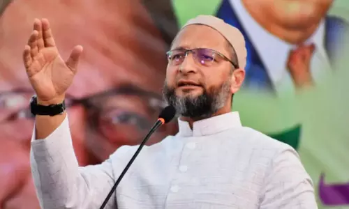 വൈകാതെ ബിജെപി സവര്ക്കറെ രാഷ്ട്രപിതാവായി പ്രഖ്യാപിക്കും: ഉവൈസി വൈകാതെ ബിജെപി സവര്ക്കറെ രാഷ്ട്രപിതാവായി പ്രഖ്യാപിക്കും: ഉവൈസി