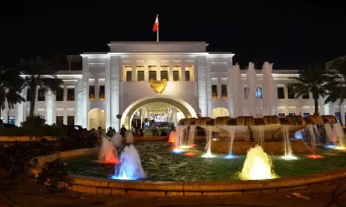 ത്രിവർണമണിഞ്ഞ് ബഹ്റൈൻ കവാടം