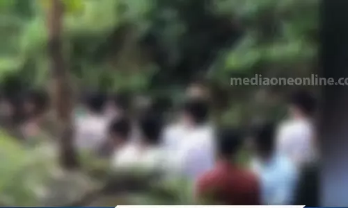 പത്താം ക്ലാസിലെ വൈരാഗ്യം നടുറോഡില്‍ തല്ലിതീര്‍ത്ത് പ്ലസ് വണ്‍ വിദ്യാര്‍ഥികള്‍