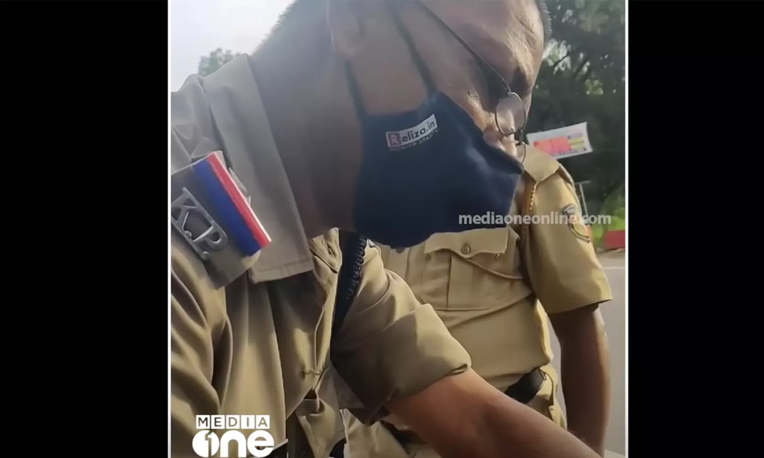 അയോധ്യയിലെ ദശരഥന്റെ മകന് രാമന് പെറ്റിയടിച്ച് കേരള പൊലീസ്; ടാര്ഗറ്റ് തികയ്ക്കാന് പൊലീസ് ആര്ക്കും പെറ്റിയടിക്കുമെന്ന് സോഷ്യല് മീഡിയ അയോധ്യയിലെ ദശരഥന്റെ മകന് രാമന് പെറ്റിയടിച്ച് കേരള പൊലീസ്; ടാര്ഗറ്റ് തികയ്ക്കാന് പൊലീസ് ആര്ക്കും പെറ്റിയടിക്കുമെന്ന് സോഷ്യല് മീഡിയ