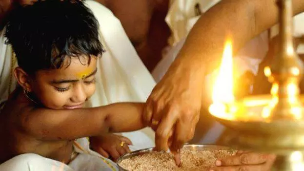 ഇന്ന് വിജയദശമി; ആദ്യാക്ഷരം കുറിക്കാനൊരുങ്ങി കുരുന്നുകള് ഇന്ന് വിജയദശമി; ആദ്യാക്ഷരം കുറിക്കാനൊരുങ്ങി കുരുന്നുകള്