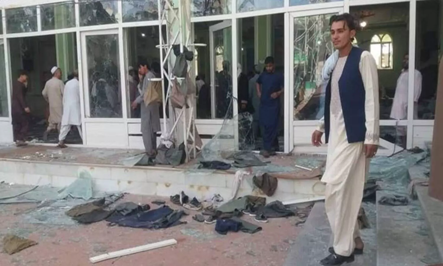 കാണ്ഡഹാറിലെ ഷിയ പള്ളിയില് വന് സ്ഫോടനം: 32 മരണം കാണ്ഡഹാറിലെ ഷിയ പള്ളിയില് വന് സ്ഫോടനം: 32 മരണം