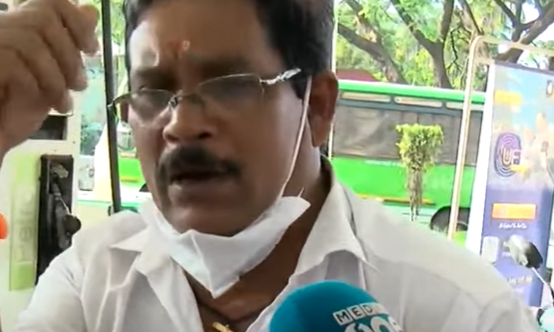 തക്കാളിക്ക് വില കൂടുന്ന സമയത്ത് പുളി വാങ്ങണം; ഇന്ധനവിലയെ ന്യായീകരിച്ച് യാത്രക്കാരൻ