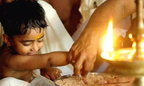 ഇന്ന് വിജയദശമി; ആദ്യാക്ഷരം കുറിക്കാനൊരുങ്ങി കുരുന്നുകള്‍