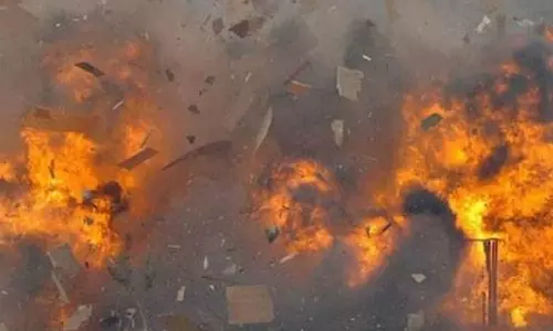 കോഴിക്കോട് പേരാമ്പ്രയില്‍ വീടിന് നേരെ പെട്രോള്‍ ബോംബെറിഞ്ഞു