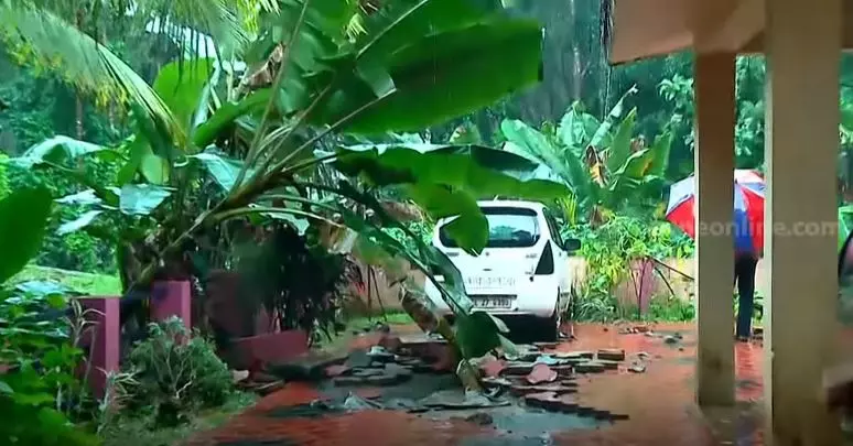 പത്തനംതിട്ടയില്‍ വീട്ടുമുറ്റത്ത് പാര്‍ക്ക് ചെയ്തിരുന്ന കാര്‍ ഒഴുകിപ്പോയി