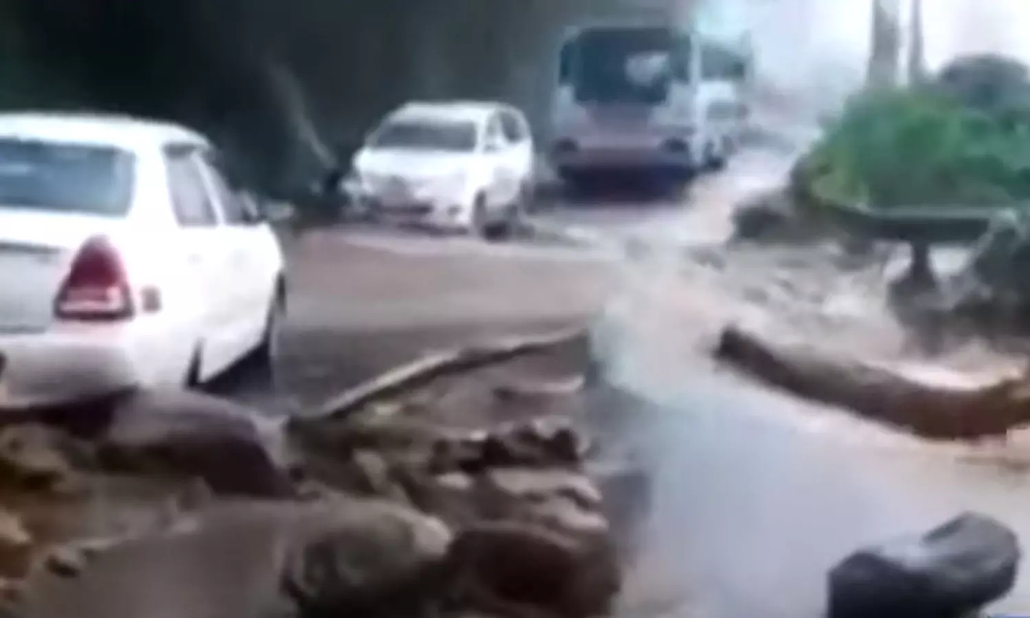 സംസ്ഥാനത്ത് അതിശക്തമായ മഴയ്ക്ക് സാധ്യത; മൂന്നു മണിക്കൂര് നിര്ണായകം സംസ്ഥാനത്ത് അതിശക്തമായ മഴയ്ക്ക് സാധ്യത; മൂന്നു മണിക്കൂര് നിര്ണായകം