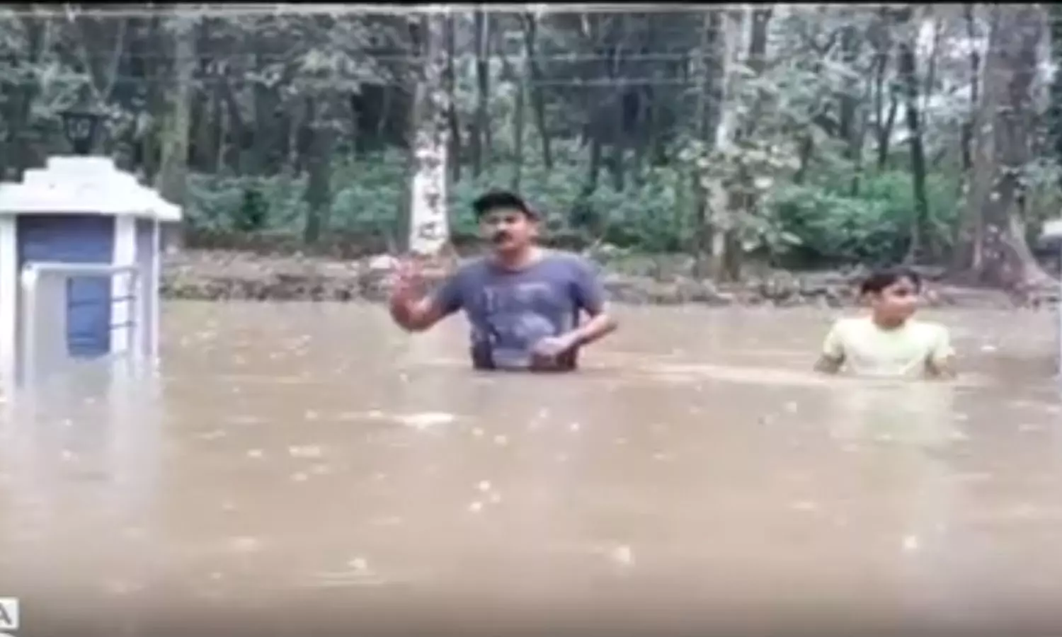 കനത്ത മഴയില് പി.സി ജോര്ജിന്റെ വീടും മുങ്ങി കനത്ത മഴയില് പി.സി ജോര്ജിന്റെ വീടും മുങ്ങി