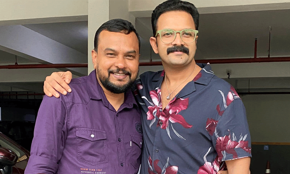 ജയസൂര്യയെ അഭിനന്ദിച്ച് വെള്ളം സംവിധായകൻ പ്രജേഷ് സെൻ ജയസൂര്യയെ അഭിനന്ദിച്ച് വെള്ളം സംവിധായകൻ പ്രജേഷ് സെൻ