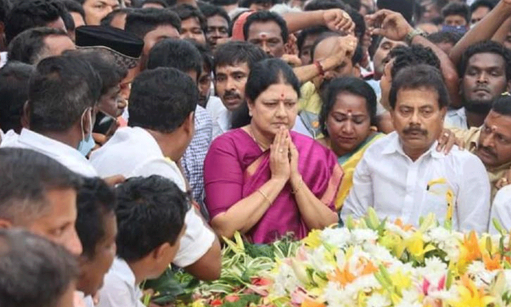 ജയലളിതയുടെ ആഗ്രഹം നടപ്പാക്കും; ജയസ്മാരകത്തിൽ വിതുമ്പി ശശികല ജയലളിതയുടെ ആഗ്രഹം നടപ്പാക്കും; ജയസ്മാരകത്തിൽ വിതുമ്പി ശശികല