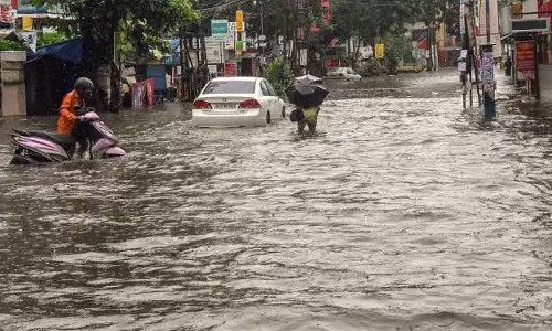 അഞ്ചു ജില്ലകളിൽ കനത്ത മഴ: പത്തനംതിട്ടയിലും ഇടുക്കിയിലും ഉരുള്പൊട്ടല്, അതീവ ജാഗ്രത അഞ്ചു ജില്ലകളിൽ കനത്ത മഴ: പത്തനംതിട്ടയിലും ഇടുക്കിയിലും ഉരുള്പൊട്ടല്, അതീവ ജാഗ്രത