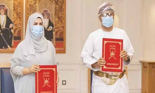 ഒമാനില്‍ ആരോഗ്യമേഖലയില്‍ സ്വദേശിവത്കരണം; സ്വദേശികള്‍ക്ക് പരിശീലനം നല്‍കുന്ന പദ്ധതിയില്‍ ഒപ്പുവെച്ചു