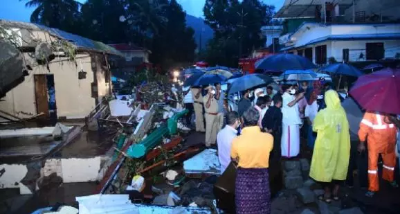 കൂട്ടിക്കല് ഉരുള്പൊട്ടലില് മരണം എട്ടായി; മൂന്ന് പേര് മണ്ണിനടിയില് കൂട്ടിക്കല് ഉരുള്പൊട്ടലില് മരണം എട്ടായി; മൂന്ന് പേര് മണ്ണിനടിയില്