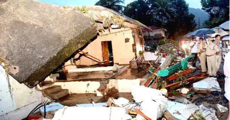 ദുരന്തഭൂമിയായി കൂട്ടിക്കല്: ഉരുള്പൊട്ടലില് പൊലിഞ്ഞത് ഒരു കുടുംബത്തിലെ അഞ്ച് പേര്, ആകെ മരണം 10 ആയി ദുരന്തഭൂമിയായി കൂട്ടിക്കല്: ഉരുള്പൊട്ടലില് പൊലിഞ്ഞത് ഒരു കുടുംബത്തിലെ അഞ്ച് പേര്, ആകെ മരണം 10 ആയി