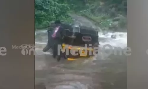 ഓട്ടോറിക്ഷ ഒഴുക്കില്‍പ്പെട്ടു; നാട്ടുകാര്‍ യാത്രക്കാരെ രക്ഷിച്ചത് അതിസാഹസികമായി