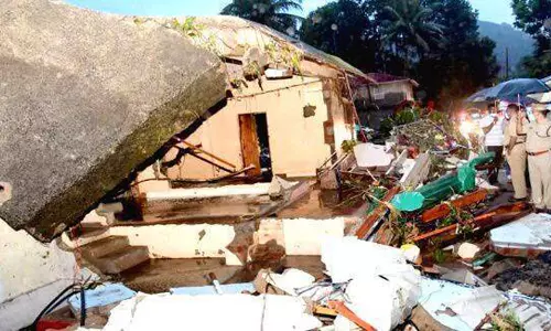 ദുരന്തഭൂമിയായി കൂട്ടിക്കല്‍: ഉരുള്‍പൊട്ടലില്‍ പൊലിഞ്ഞത് ഒരു കുടുംബത്തിലെ അഞ്ച് പേര്‍, ആകെ മരണം 10 ആയി