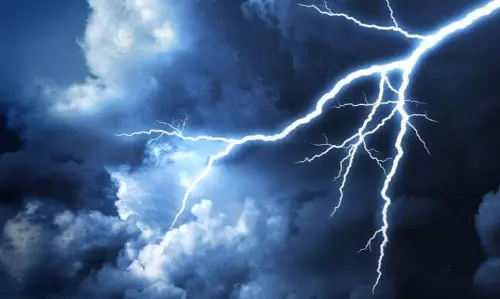 ഇടിമിന്നലിൽ ടി.വി സ്റ്റാൻഡ് പൊട്ടിത്തെറിച്ച് സഹോദരങ്ങൾക്ക് പരിക്കേറ്റു