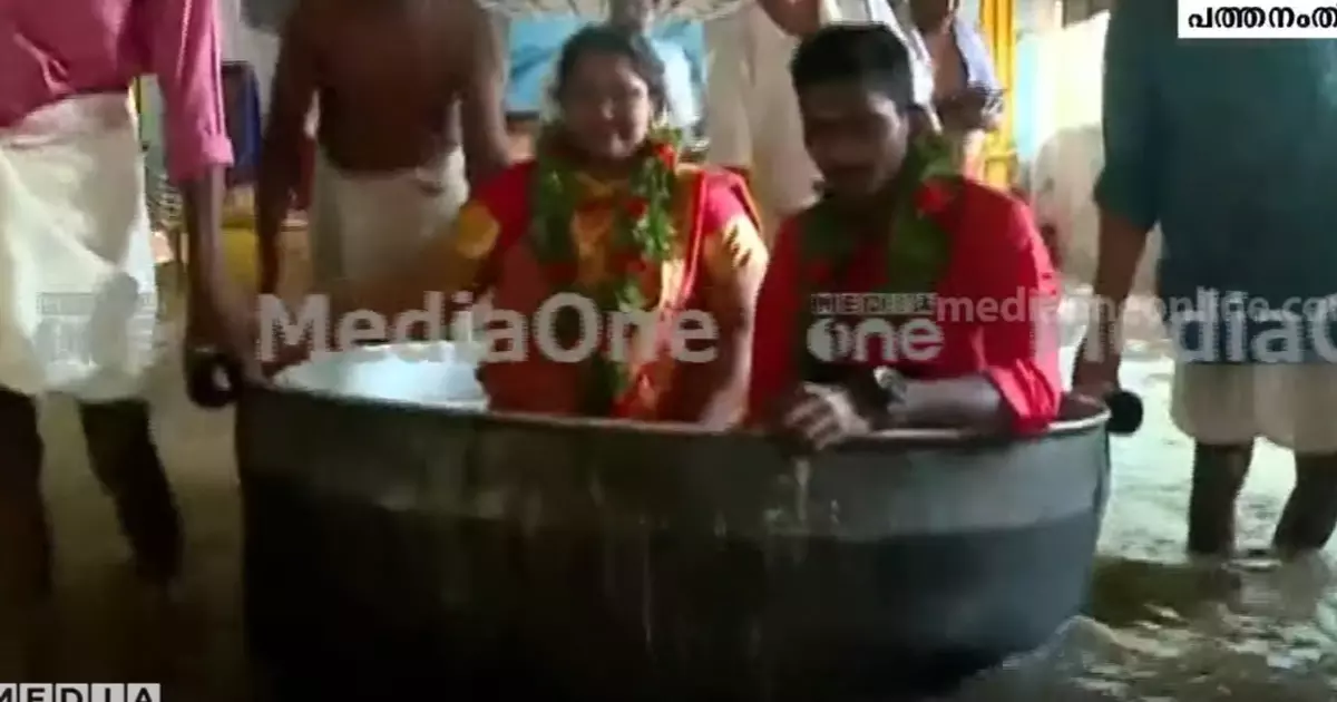 കല്യാണ മണ്ഡപത്തില്‍ മുട്ടൊപ്പം വെള്ളം; വധൂവരന്‍മാരെത്തിയത് ചെമ്പില്‍, വീഡിയോ