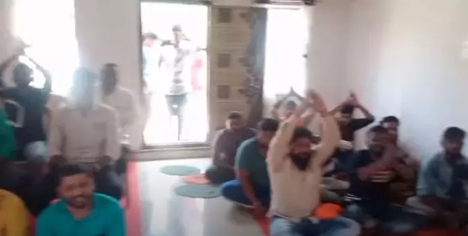 നിർബന്ധിത മതംമാറ്റം: കർണാടകയിൽ ഹിന്ദുത്വസംഘടനകൾ ചർച്ച് കൈയേറി; പുരോഹിതനുനേരെ ആക്രമണം നിർബന്ധിത മതംമാറ്റം: കർണാടകയിൽ ഹിന്ദുത്വസംഘടനകൾ ചർച്ച് കൈയേറി; പുരോഹിതനുനേരെ ആക്രമണം