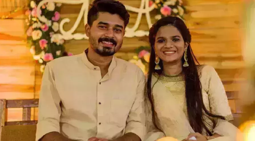 മേനിയില്‍ ഒരു തരിപൊന്നില്ലാതെ വധു; വരന്‍റെ വിവാഹ സമ്മാനം ഒരുകെട്ട് പുസ്തകം