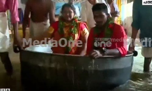 കല്യാണ മണ്ഡപത്തില്‍ മുട്ടൊപ്പം വെള്ളം; വധൂവരന്‍മാരെത്തിയത് ചെമ്പില്‍, വീഡിയോ