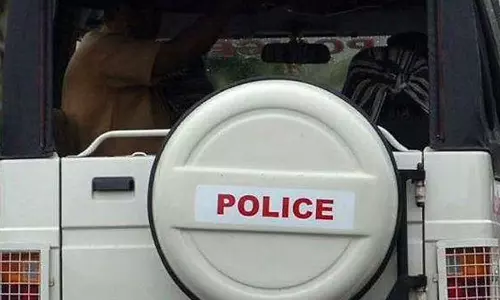 റോഡരികിൽ നിന്ന യുവതികളെ ഇടിച്ചു തെറിപ്പിച്ച് പൊലീസ് വാഹനം; ഒരു സ്ത്രീ മരിച്ചു റോഡരികിൽ നിന്ന യുവതികളെ ഇടിച്ചു തെറിപ്പിച്ച് പൊലീസ് വാഹനം; ഒരു സ്ത്രീ മരിച്ചു