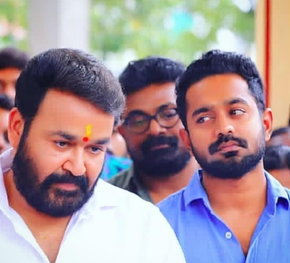 ഞാന്‍ പല മീറ്റിംഗുകളിലും ലാലേട്ടനെ കണ്ണെടുക്കാതെ നോക്കിയിരുന്നിട്ടുണ്ട്; ആസിഫ് അലി