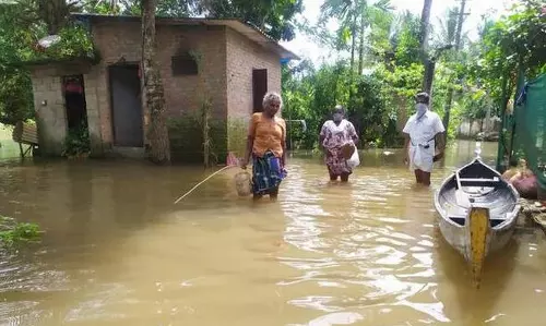 കുട്ടനാട്ടില്‍ വെള്ളപ്പൊക്ക ഭീതി; ചാലക്കുടി പുഴയുടെ തീരത്തും അതീവ ജാഗ്രത