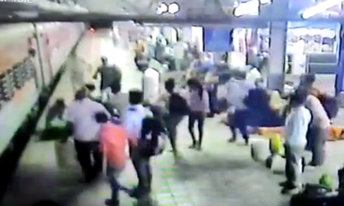 മുംബൈയില്‍ ട്രെയിനില്‍ നിന്നും വീണ ഗർഭിണിയ്ക്ക് രക്ഷകനായി റെയിൽവേ കോൺസ്റ്റബിൾ