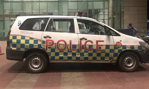 യു.പിയിൽ വാഹനത്തിന്റെ രേഖകൾ ആവശ്യപ്പെട്ട ട്രാഫിക് പൊലീസുകാരനെ യുവാവ് തട്ടിക്കൊണ്ടുപോയി യു.പിയിൽ വാഹനത്തിന്റെ രേഖകൾ ആവശ്യപ്പെട്ട ട്രാഫിക് പൊലീസുകാരനെ യുവാവ് തട്ടിക്കൊണ്ടുപോയി