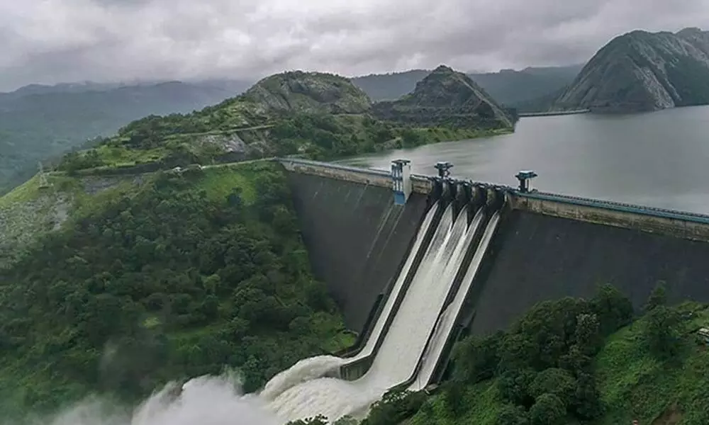 ഇടുക്കി ഡാമിൽ ജലനിരപ്പ് കുറയുന്നു; വൃഷ്ടിപ്രദേശത്ത് മഴയ്ക്ക് ശമനം ഇടുക്കി ഡാമിൽ ജലനിരപ്പ് കുറയുന്നു; വൃഷ്ടിപ്രദേശത്ത് മഴയ്ക്ക് ശമനം