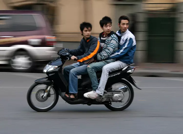 പെട്രോൾ വില 200 ലെത്തിയാൽ ബൈക്കില്‍ മൂന്നുപേര്‍; തീവിലയ്ക്ക് പരിഹാരവുമായി ബി.ജെ.പി നേതാവ്