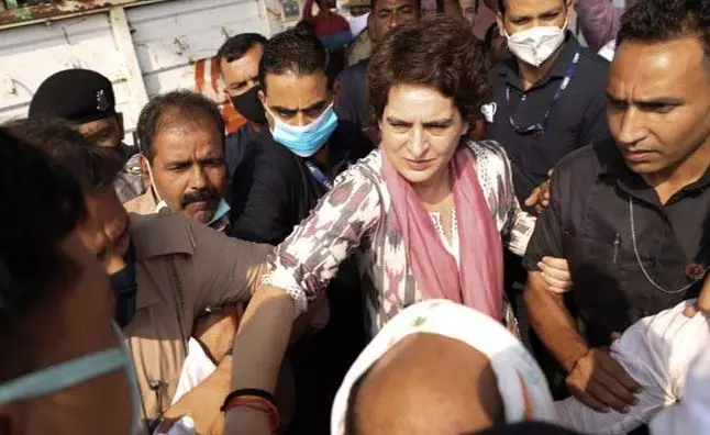 പ്രിയങ്ക ഗാന്ധിയെ യു.പി പൊലീസ് കസ്റ്റഡിയിലെടുത്തു പ്രിയങ്ക ഗാന്ധിയെ യു.പി പൊലീസ് കസ്റ്റഡിയിലെടുത്തു