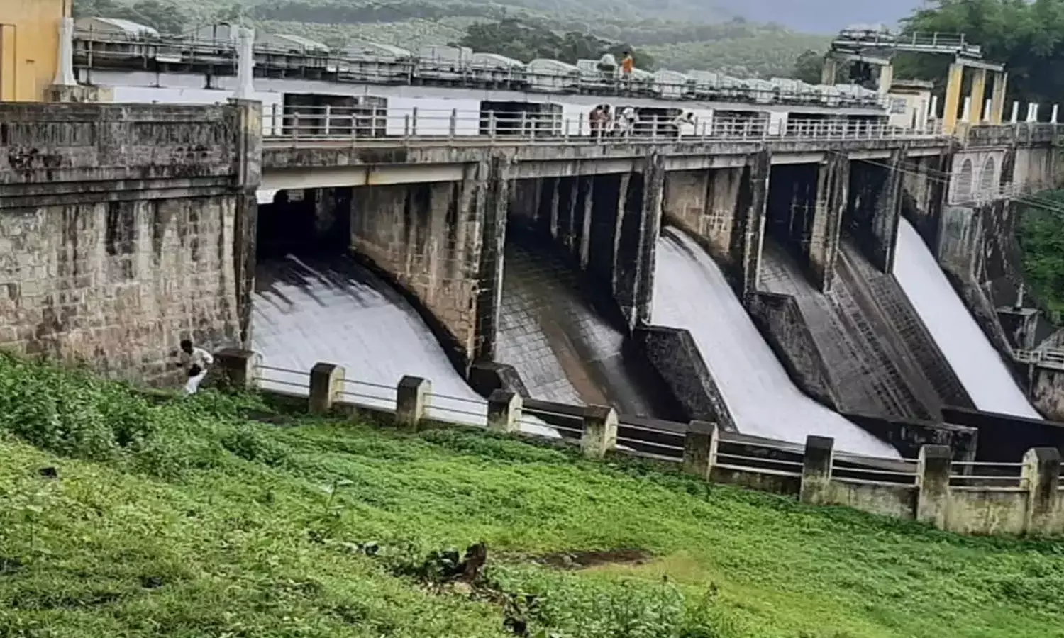 പാലക്കാട് മംഗലം ഡാം പരിസരത്ത് രണ്ടിടത്ത് ഉരുള്പൊട്ടി പാലക്കാട് മംഗലം ഡാം പരിസരത്ത് രണ്ടിടത്ത് ഉരുള്പൊട്ടി