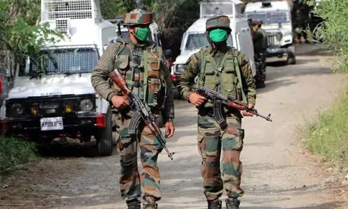 ഷോപിയാനില് ഏറ്റുമുട്ടൽ: രണ്ട് ഭീകരരെ വധിച്ചതായി സൈന്യം ഷോപിയാനില് ഏറ്റുമുട്ടൽ: രണ്ട് ഭീകരരെ വധിച്ചതായി സൈന്യം