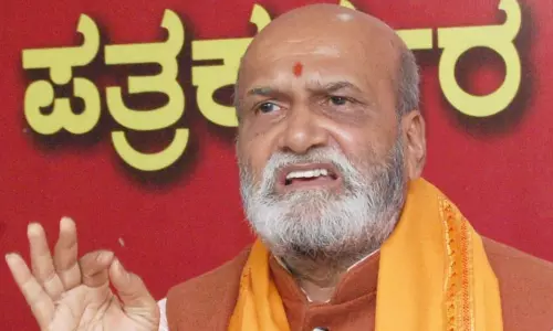 സിന്ദൂരം ചാർത്തിയെത്തിയ വിദ്യാർഥിയെ സ്‌കൂളിൽ കയറ്റിയില്ല; പ്രതിഷേധവുമായി ബജ്‌റംഗ്ദൾ