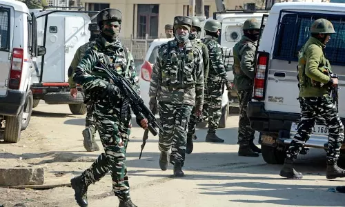 ഷോപിയാൻ ഏറ്റുമുട്ടലില് ഒരു സൈനികന് വീരമൃത്യു; രണ്ട് സൈനികർക്ക് പരിക്ക് ഷോപിയാൻ ഏറ്റുമുട്ടലില് ഒരു സൈനികന് വീരമൃത്യു; രണ്ട് സൈനികർക്ക് പരിക്ക്