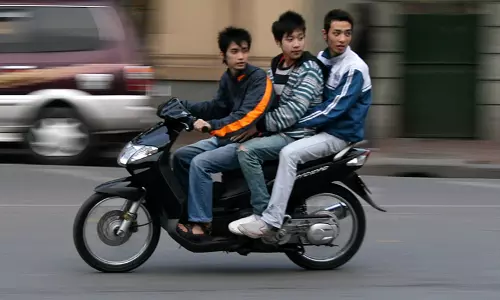 പെട്രോൾ വില 200 ലെത്തിയാൽ ബൈക്കില്‍ മൂന്നുപേര്‍; തീവിലയ്ക്ക് പരിഹാരവുമായി ബി.ജെ.പി നേതാവ്