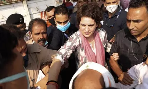 കസ്റ്റഡിയില്‍ മരിച്ച തൊഴിലാളിയുടെ കുടുംബത്തെ കാണാനെത്തി; പ്രിയങ്കയെ യു.പി പൊലീസ് തടഞ്ഞു