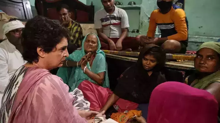 പൊലീസിന്റേത് കൊടുംക്രൂരത; അരുണ് വാല്മീകിയുടെ കുടുംബത്തെ സന്ദര്ശിച്ച് പ്രിയങ്ക പൊലീസിന്റേത് കൊടുംക്രൂരത; അരുണ് വാല്മീകിയുടെ കുടുംബത്തെ സന്ദര്ശിച്ച് പ്രിയങ്ക