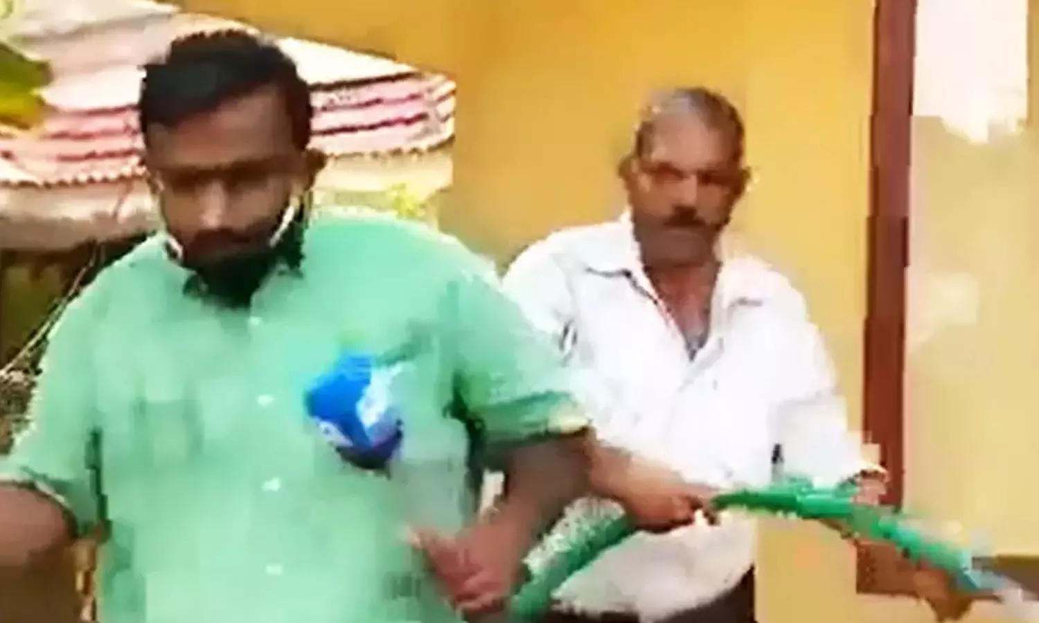 എന്ത് തെറ്റാണ് ആ റിപ്പോർട്ടർ ചെയ്തത്; ദുരന്തഭൂമിയിലെ മാധ്യമപ്രവർത്തനത്തെ കുറിച്ച് ഉള്ളുലക്കും കുറിപ്പ് എന്ത് തെറ്റാണ് ആ റിപ്പോർട്ടർ ചെയ്തത്; ദുരന്തഭൂമിയിലെ മാധ്യമപ്രവർത്തനത്തെ കുറിച്ച് ഉള്ളുലക്കും കുറിപ്പ്