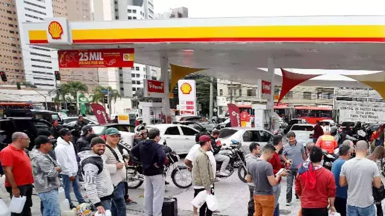 റോഡില് ട്രക്കുകളിട്ടു പോയി; ബ്രസീലില് ഇന്ധന വില കുറച്ച സമരമിങ്ങനെ... റോഡില് ട്രക്കുകളിട്ടു പോയി; ബ്രസീലില് ഇന്ധന വില കുറച്ച സമരമിങ്ങനെ...