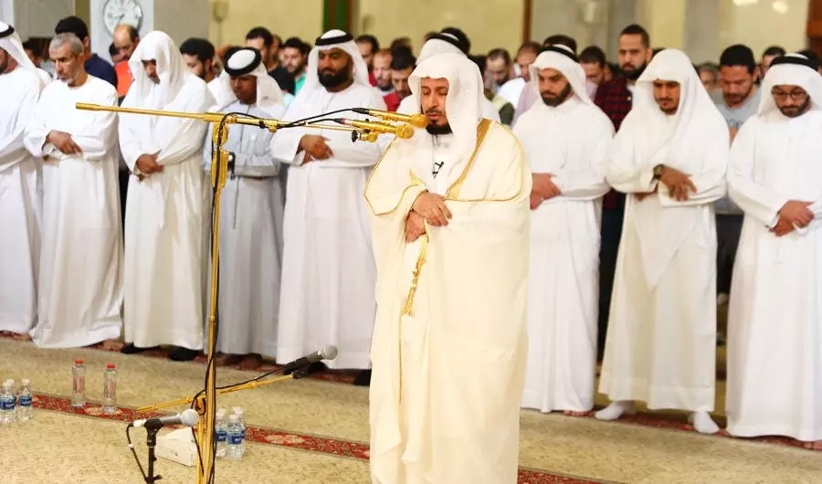 കുവൈത്തിലെ പള്ളികളിൽ നാളെ മുതൽ തോളോട് തോൾ ചേർന്നു നമസ്കരിക്കാം കുവൈത്തിലെ പള്ളികളിൽ നാളെ മുതൽ തോളോട് തോൾ ചേർന്നു നമസ്കരിക്കാം