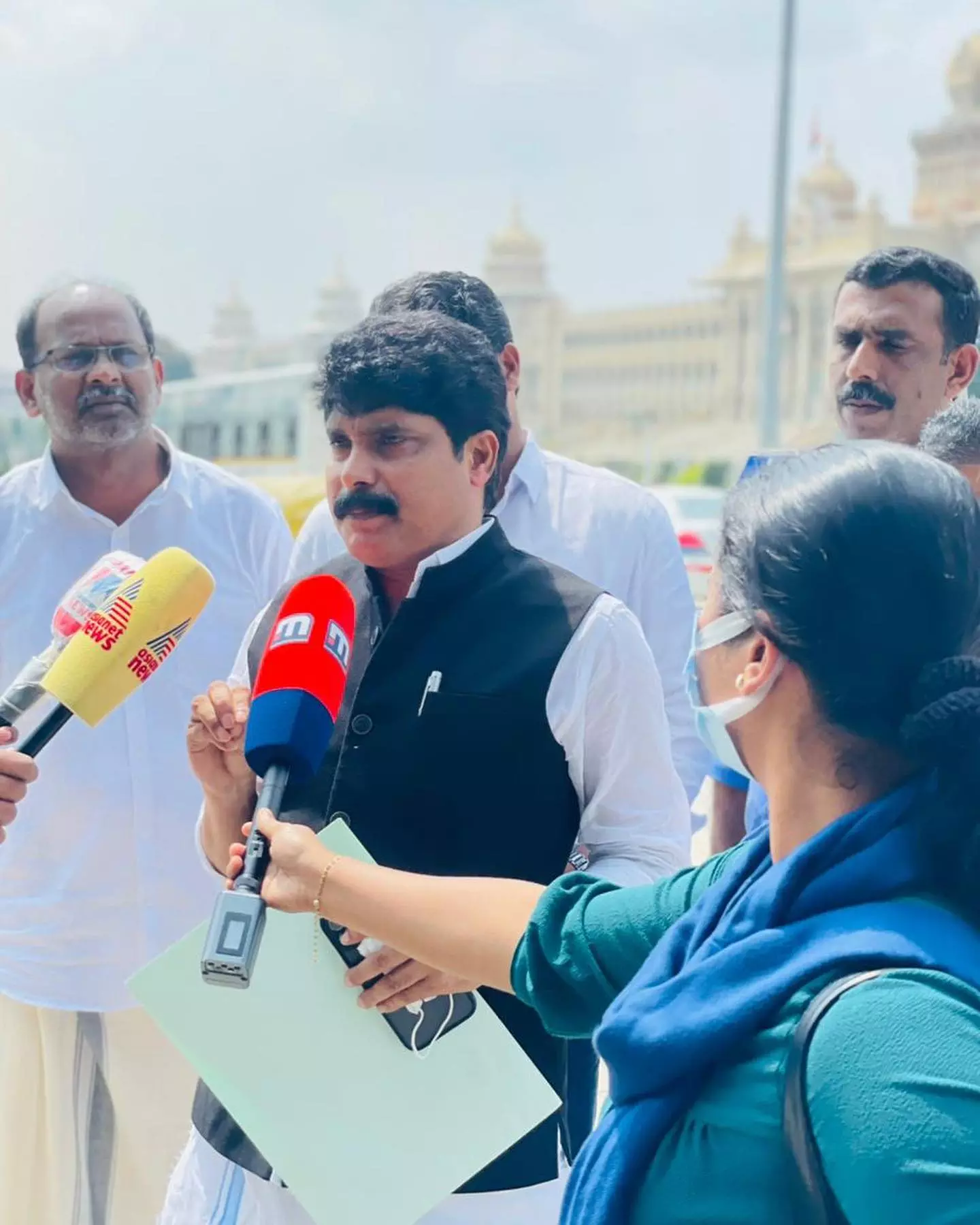 ആര്.ടി.പി.സി.ആര് നിബന്ധന ഉടൻ പിൻവലിക്കും; ടി സിദ്ദീഖിന് കർണാടക സർക്കാരിൻ്റെ ഉറപ്പ് ആര്.ടി.പി.സി.ആര് നിബന്ധന ഉടൻ പിൻവലിക്കും; ടി സിദ്ദീഖിന് കർണാടക സർക്കാരിൻ്റെ ഉറപ്പ്