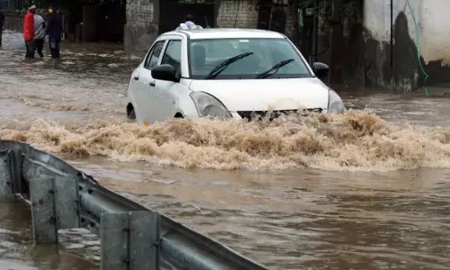 മഴ കനക്കുന്നു: 3 ജില്ലകളില്‍ ഓറഞ്ച് അലര്‍ട്ട്, 5 ജില്ലകളില്‍ യെല്ലോ അലര്‍ട്ട്