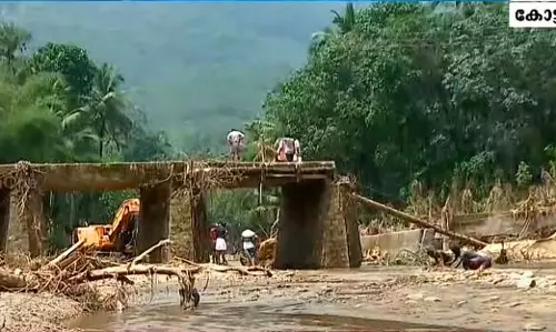 കൂട്ടിക്കൽ-കൊക്കയാർ പഞ്ചായത്തുകളെ ബന്ധിപ്പിക്കുന്ന പാലം ഒലിച്ചുപോയി; അടിയന്തര ആവശ്യങ്ങള്‍ക്കു പോലും ആറ് മുറിച്ചുകടക്കണം