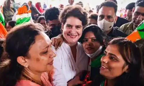 പെണ്‍കുട്ടികള്‍ക്ക് സ്മാര്‍ട്ട് ഫോണും സ്കൂട്ടറും വാഗ്ദാനം ചെയ്ത് പ്രിയങ്ക ഗാന്ധി