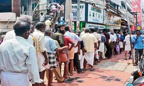 ബെവ്‌കോയിൽ ക്യൂ ഒഴിവാക്കണം: ഹൈക്കോടതി