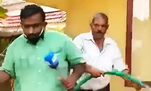 എന്ത് തെറ്റാണ് ആ റിപ്പോർട്ടർ ചെയ്തത്; ദുരന്തഭൂമിയിലെ മാധ്യമപ്രവർത്തനത്തെ കുറിച്ച് ഉള്ളുലക്കും കുറിപ്പ് എന്ത് തെറ്റാണ് ആ റിപ്പോർട്ടർ ചെയ്തത്; ദുരന്തഭൂമിയിലെ മാധ്യമപ്രവർത്തനത്തെ കുറിച്ച് ഉള്ളുലക്കും കുറിപ്പ്